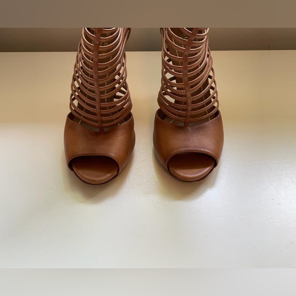 Gucci heels. - Picture 3 of 5